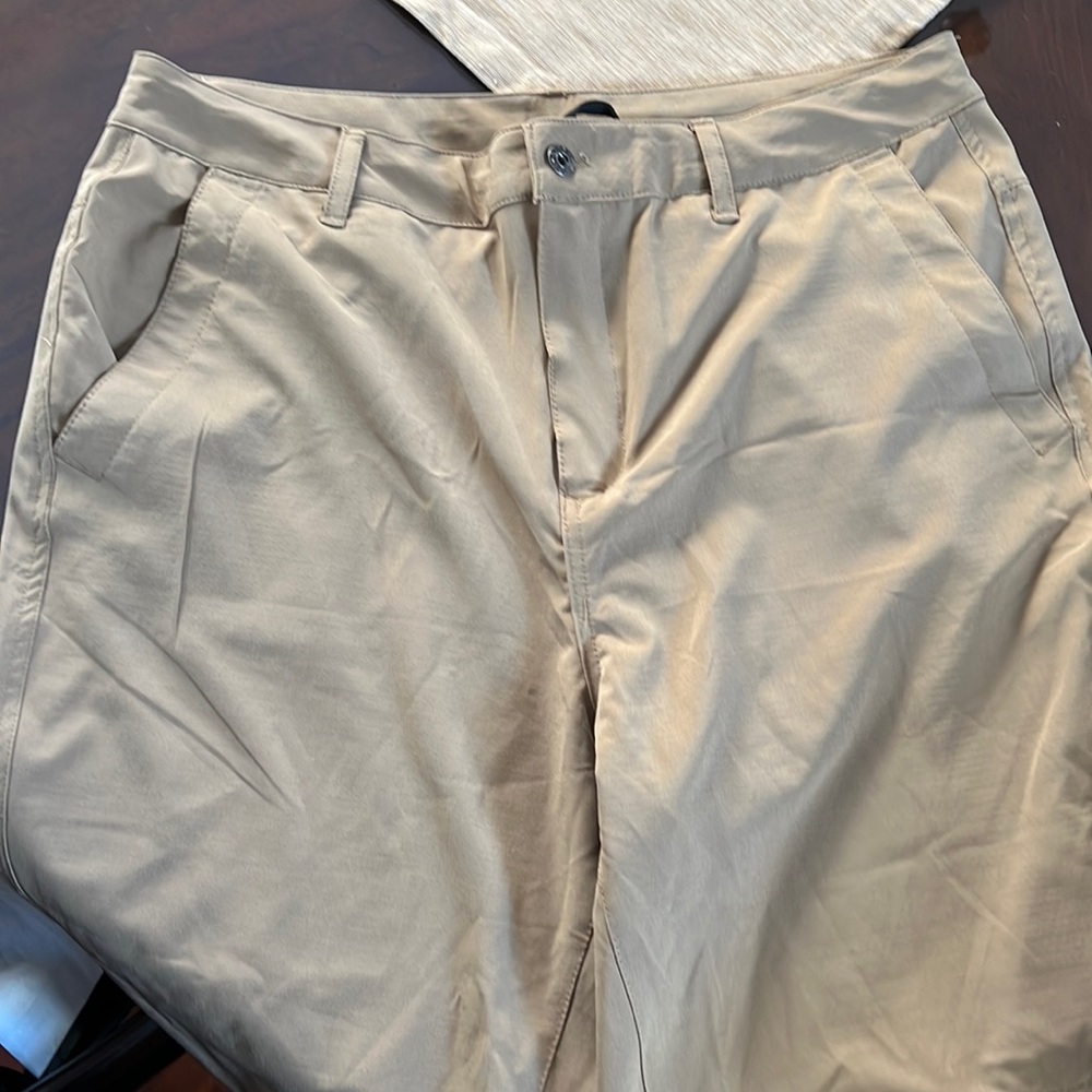 NWOT beige men’s shorts with zipper pockets size 38in waist